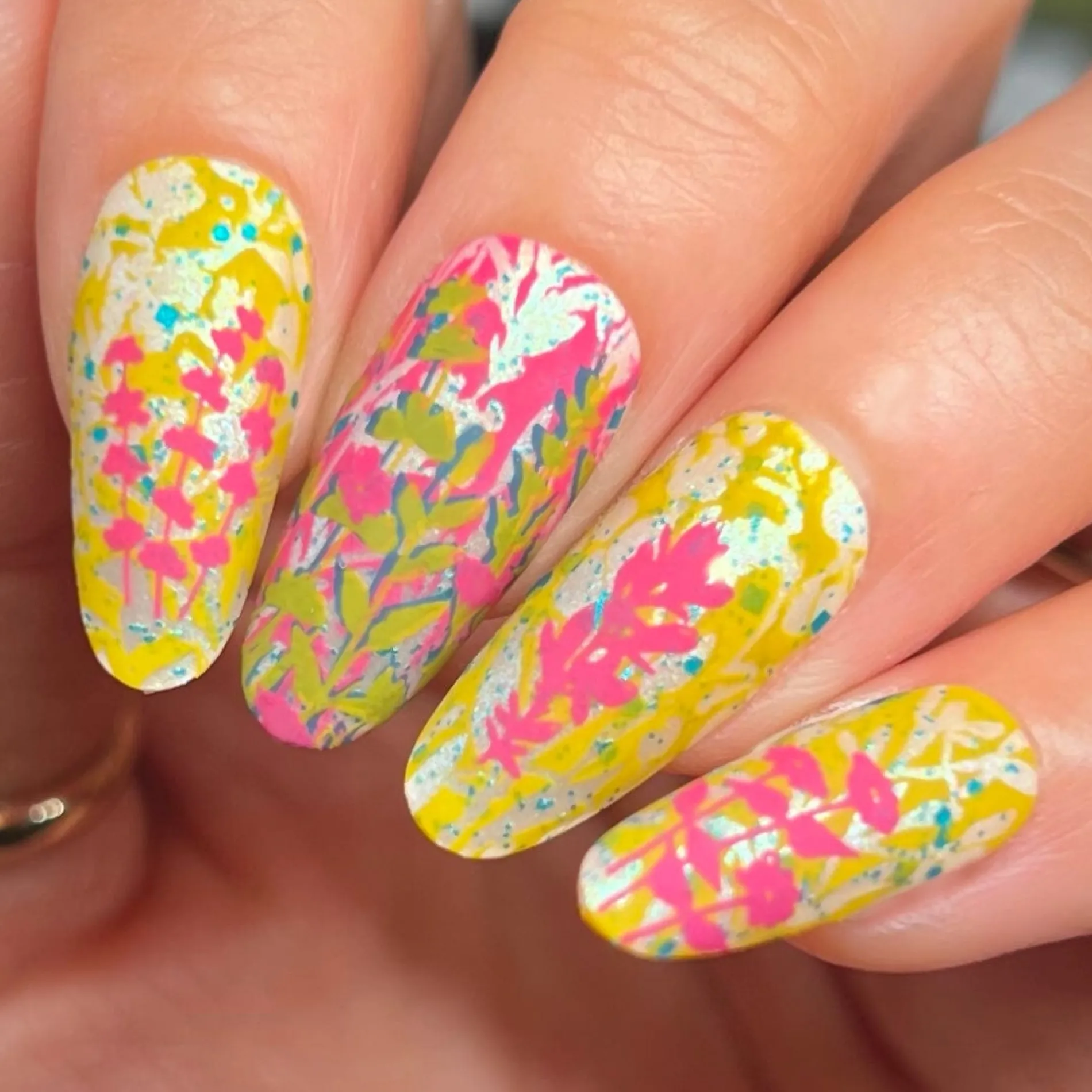 Growing Shadows (M585) - Nail Stamping Plate
