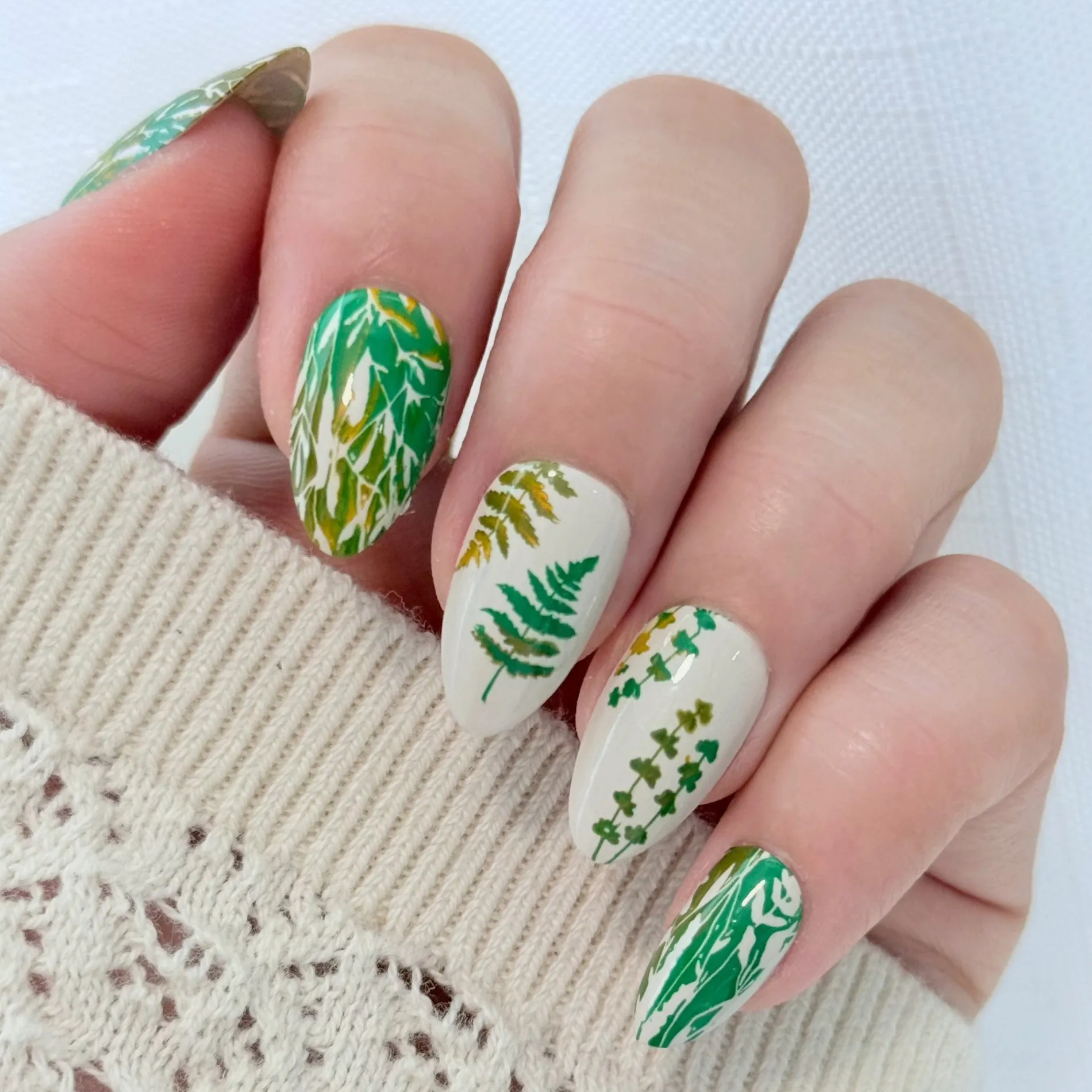 Growing Shadows (M585) - Nail Stamping Plate