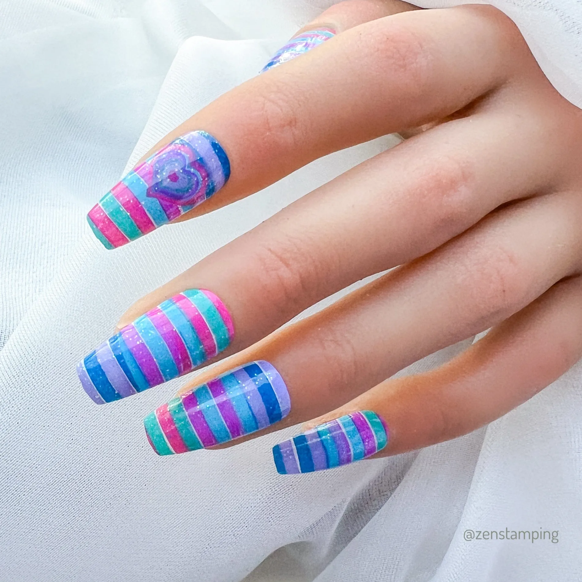 Shape Nouveau: Happy Hearts (M482) - Nail Stamping Plate